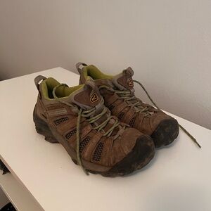 Women keens hiking boots size 8